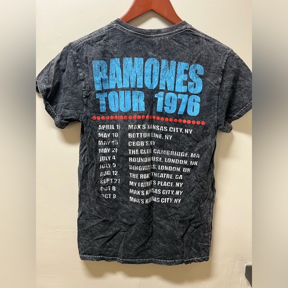 Adult graphic T-shirt size small (SOLD) - Picture 5 of 5